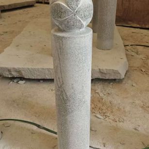 黑龙江 芝麻白花岗岩石材挡车石柱、停车柱、圆柱挡车柱、方柱挡车柱等