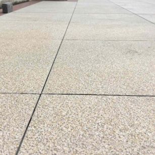 黑龙江 黄金麻花岗岩石板材荔枝面地面铺装效果