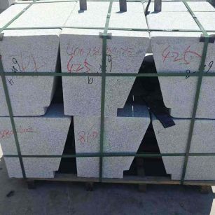 黑龙江 芝麻白异形坐凳，石凳