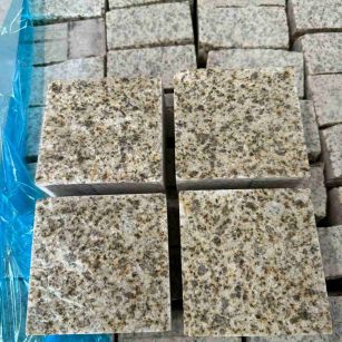 黑龙江 黄金麻花岗岩自然面小方块，弹石，马蹄石等