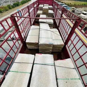 黑龙江 黄金麻花岗岩荔枝面，光面毛板装车完成