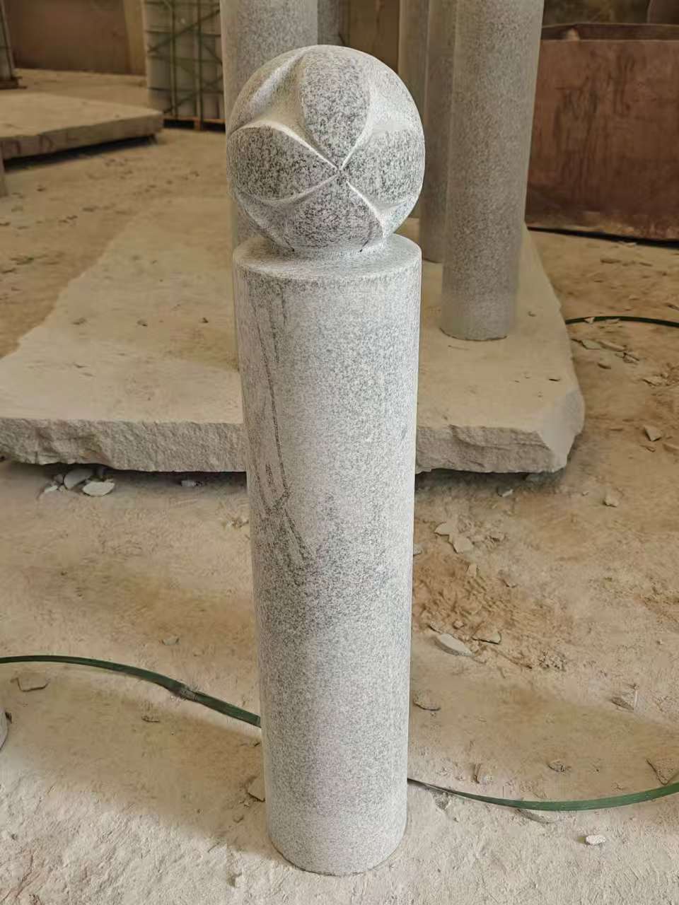 黑龙江 芝麻白花岗岩石材挡车石柱、停车柱、圆柱挡车柱、方柱挡车柱等