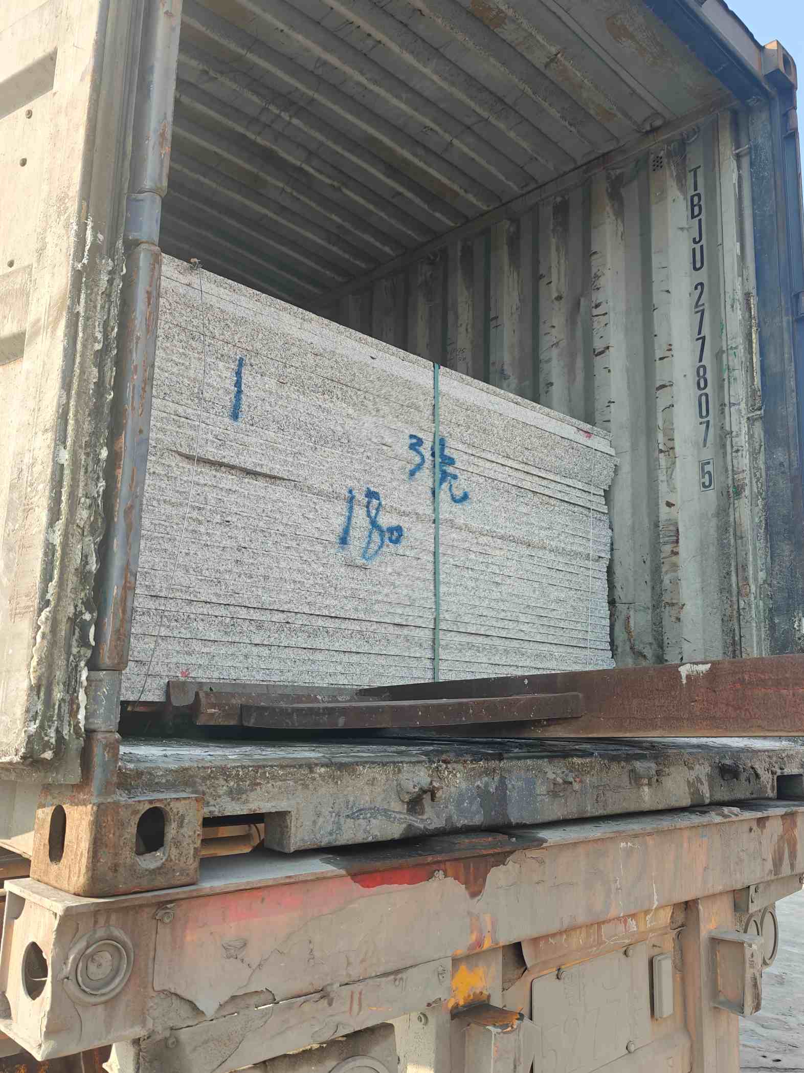 黑龙江 芝麻白花岗岩石材3.0公分光面毛板装柜出货