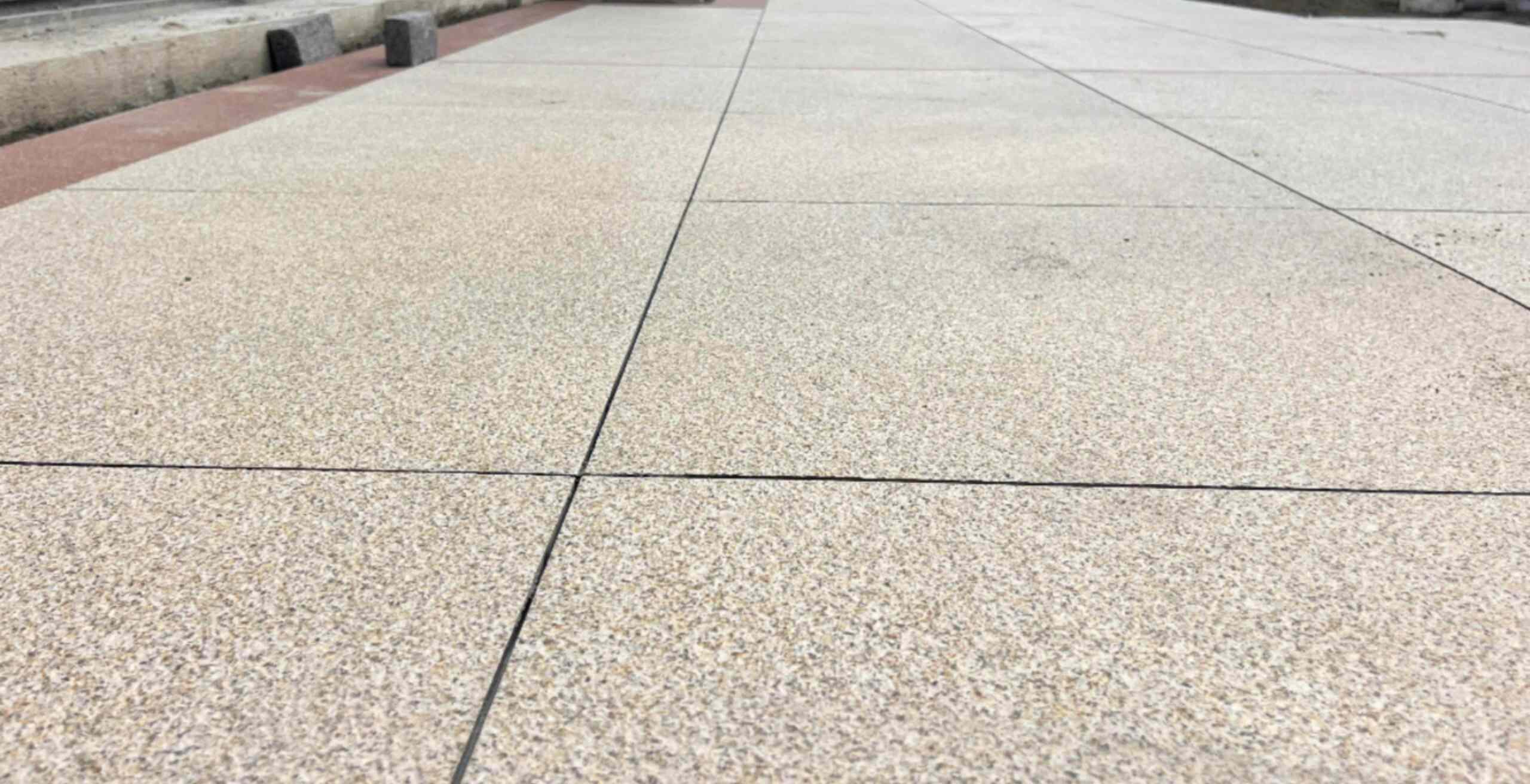 黑龙江 黄金麻花岗岩石板材荔枝面地面铺装效果