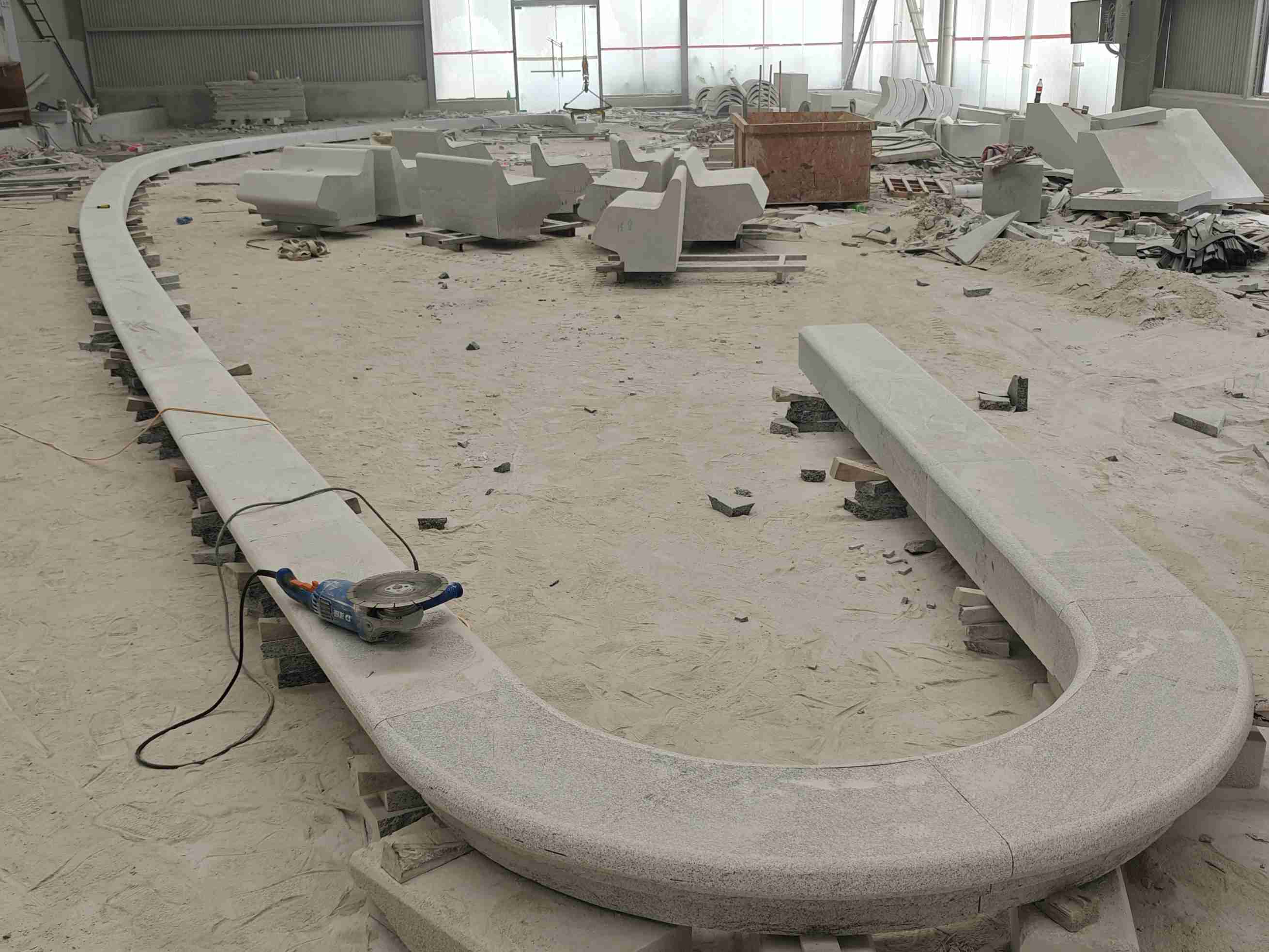 黑龙江 芝麻白花岗岩弧形花坛石，坐凳石