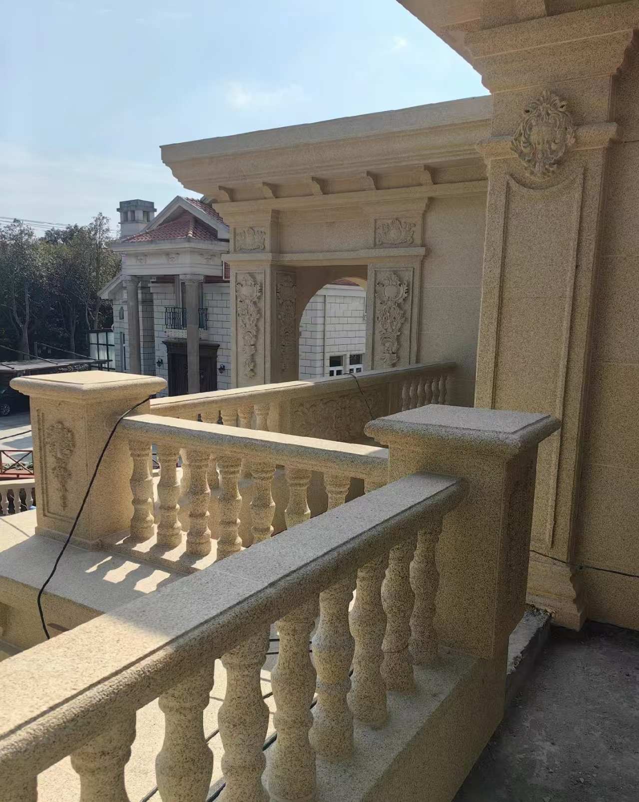 黑龙江 黄金麻别墅外墙干挂雕花配合阳台栏杆花瓶柱