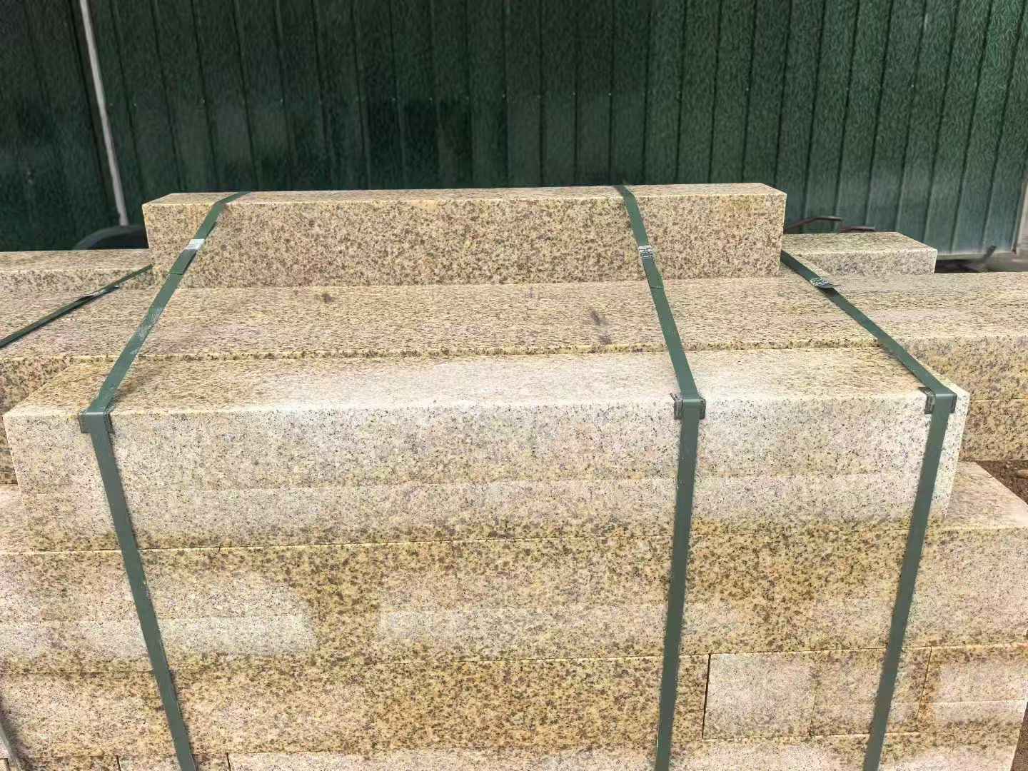 黑龙江 黄金麻花岗岩石材机切面栏杆料半成品