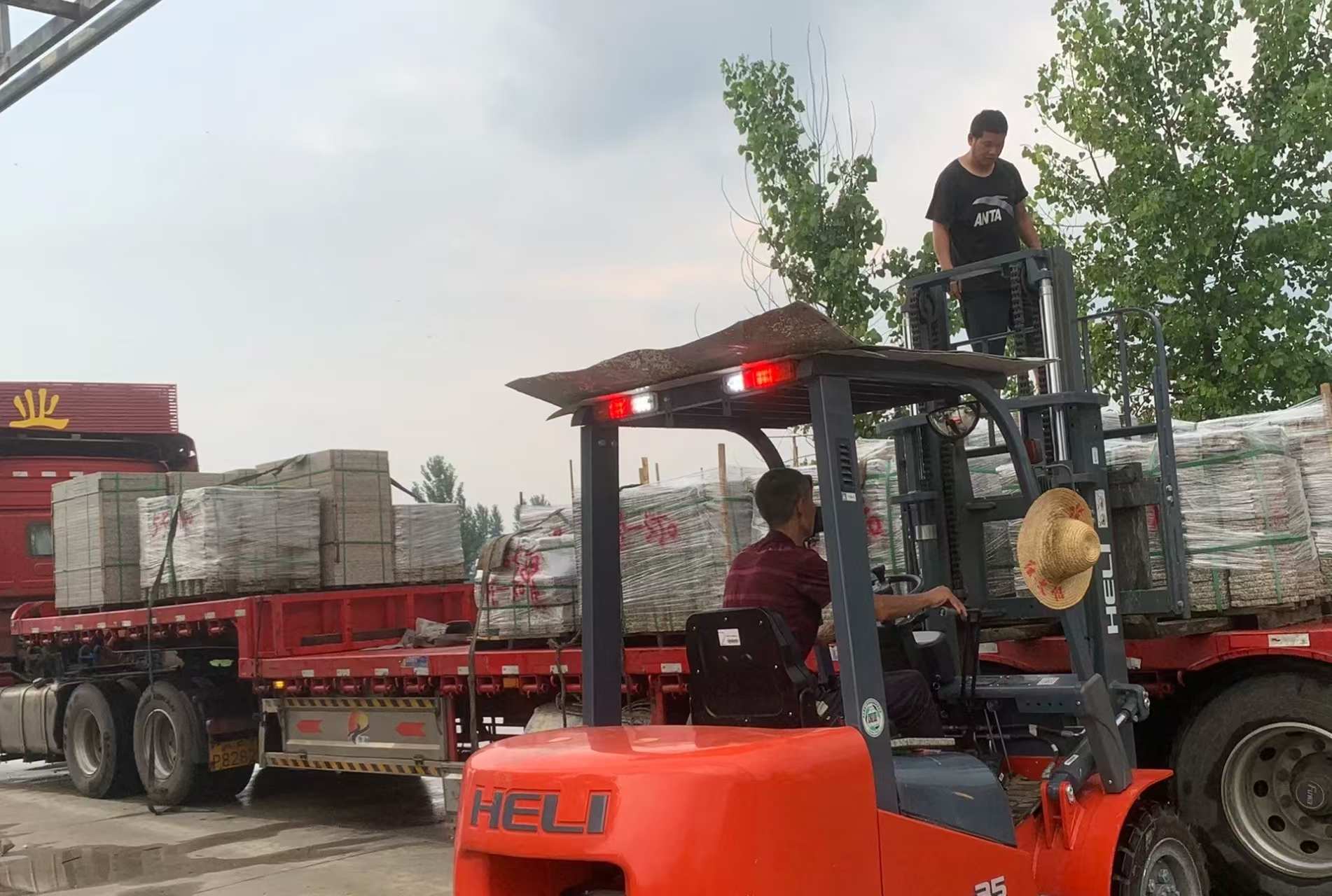 黑龙江 黄金麻冰裂纹，地铺石装车