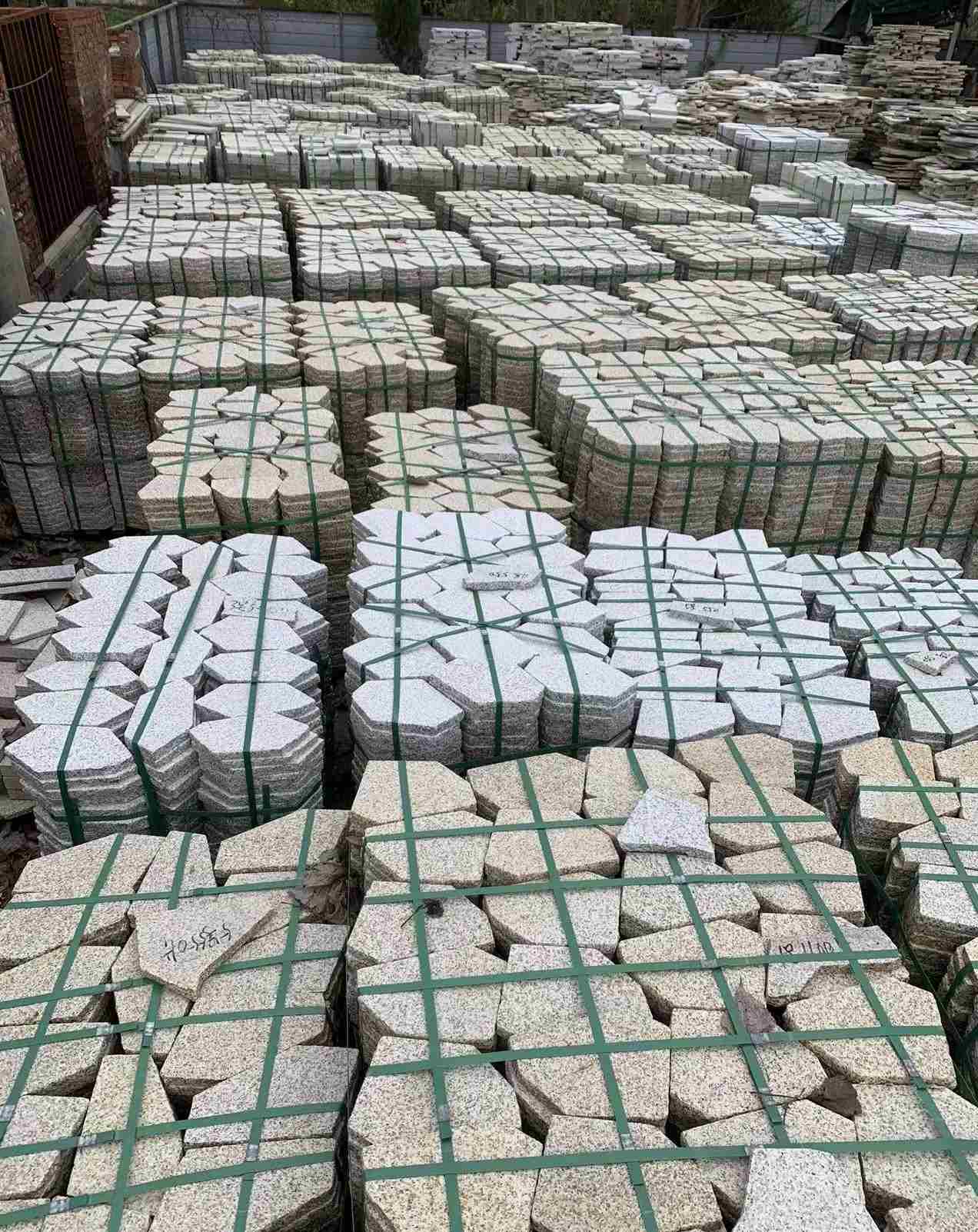 黑龙江 黄金麻白麻花岗岩荔枝面地铺石(冰裂纹)