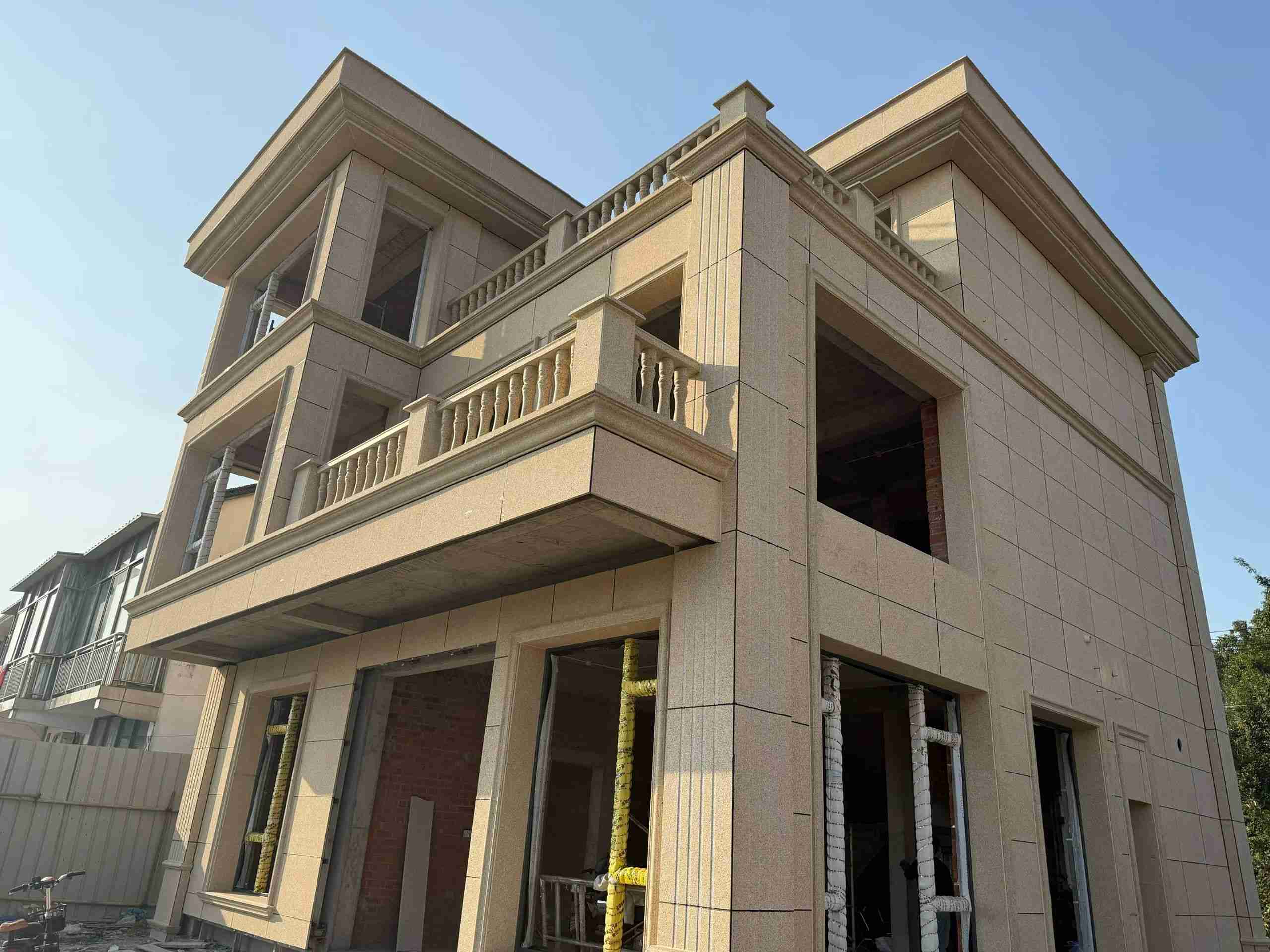 黑龙江 黄金麻花岗岩石材荔枝面外墙干挂效果展示