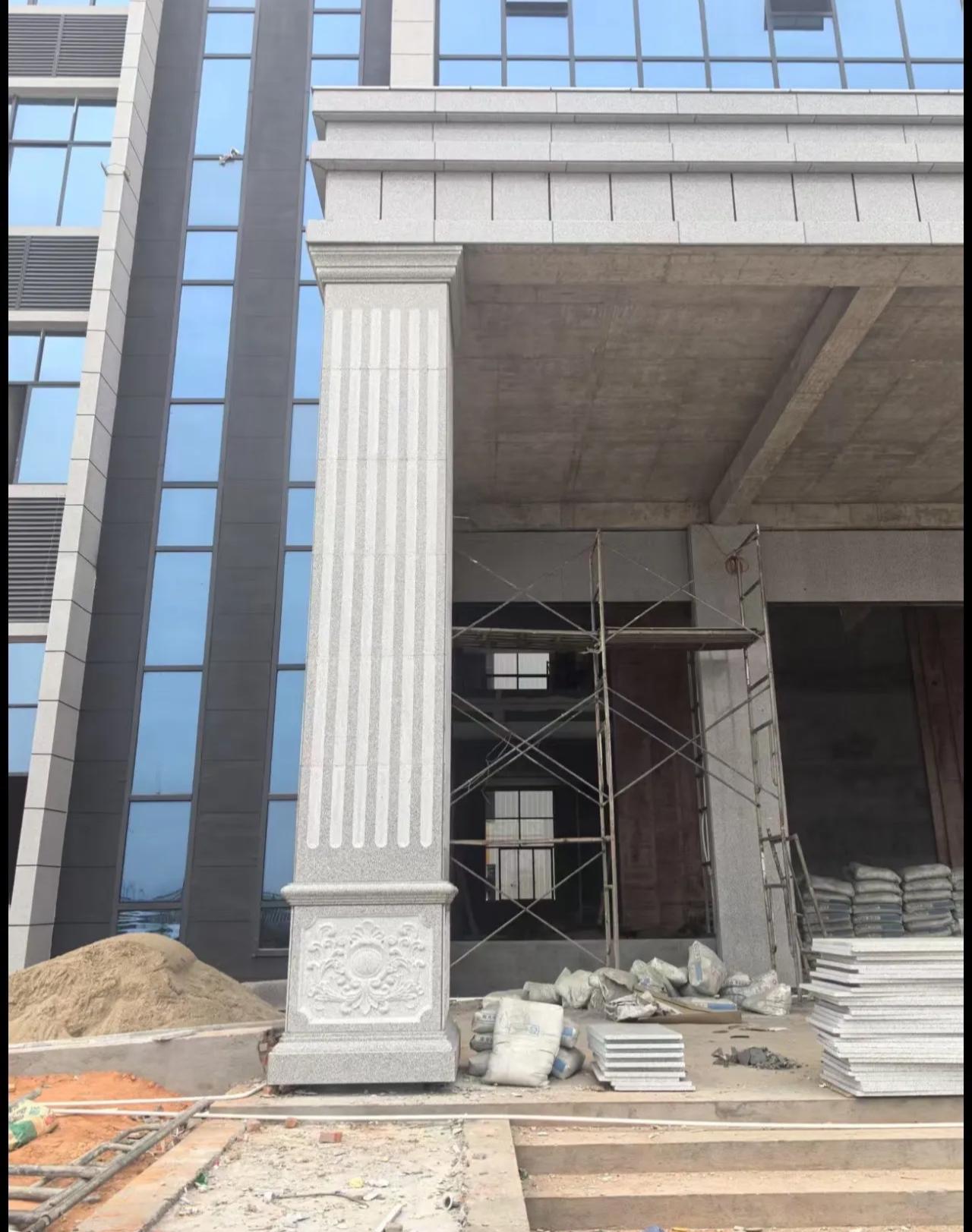 黑龙江 芝麻白光面花岗岩门楼大柱（罗马柱）配雕花底座