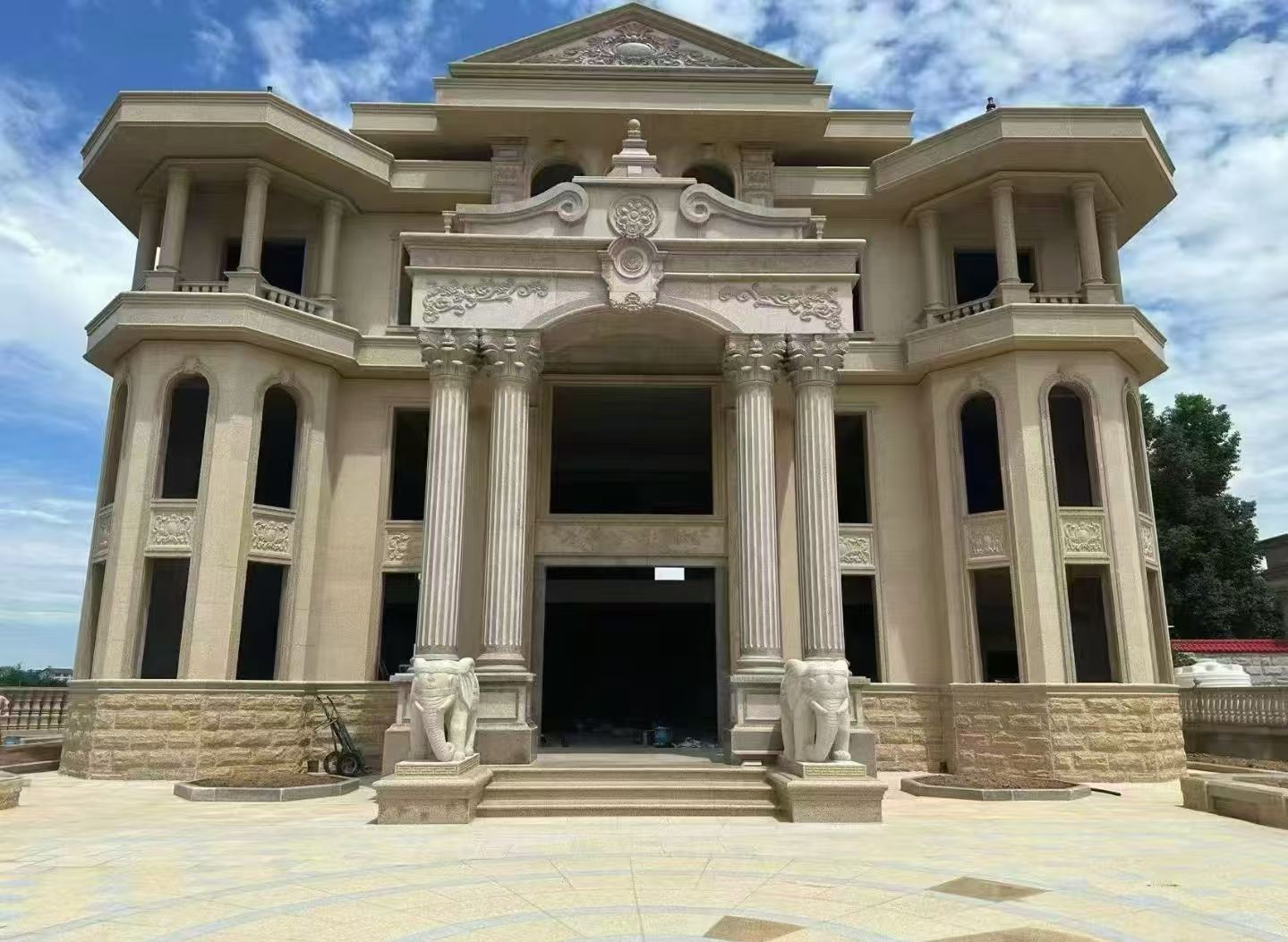 黑龙江 黄金麻别墅外墙干挂，大柱，大象，蘑菇石，雕花板