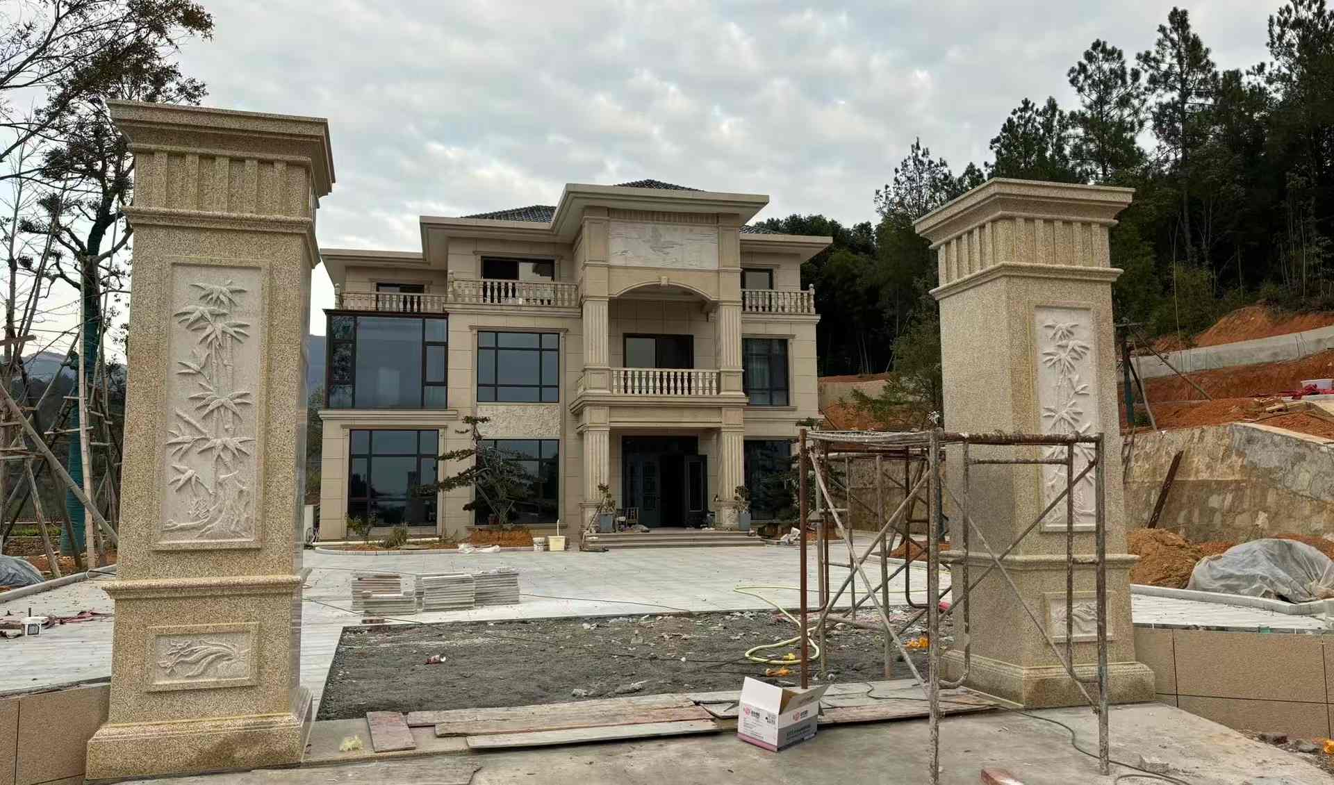 黑龙江 黄金麻花岗岩别墅雕花外墙干挂配上门口雕花罗马柱