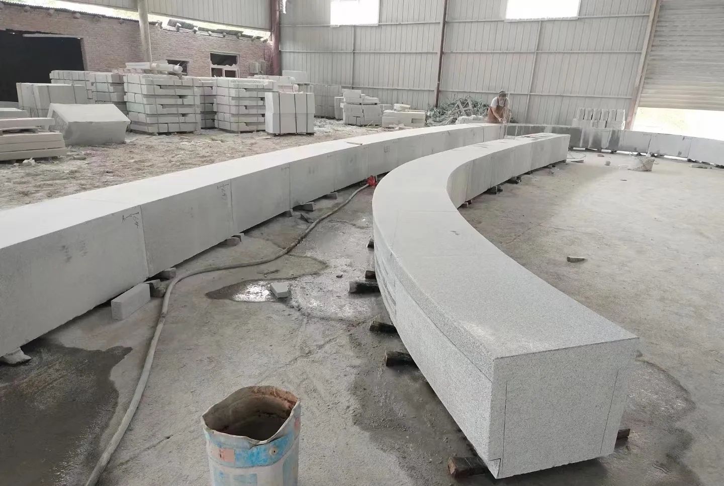 黑龙江芝麻白花岗岩石板材 园林光面弧形坐凳