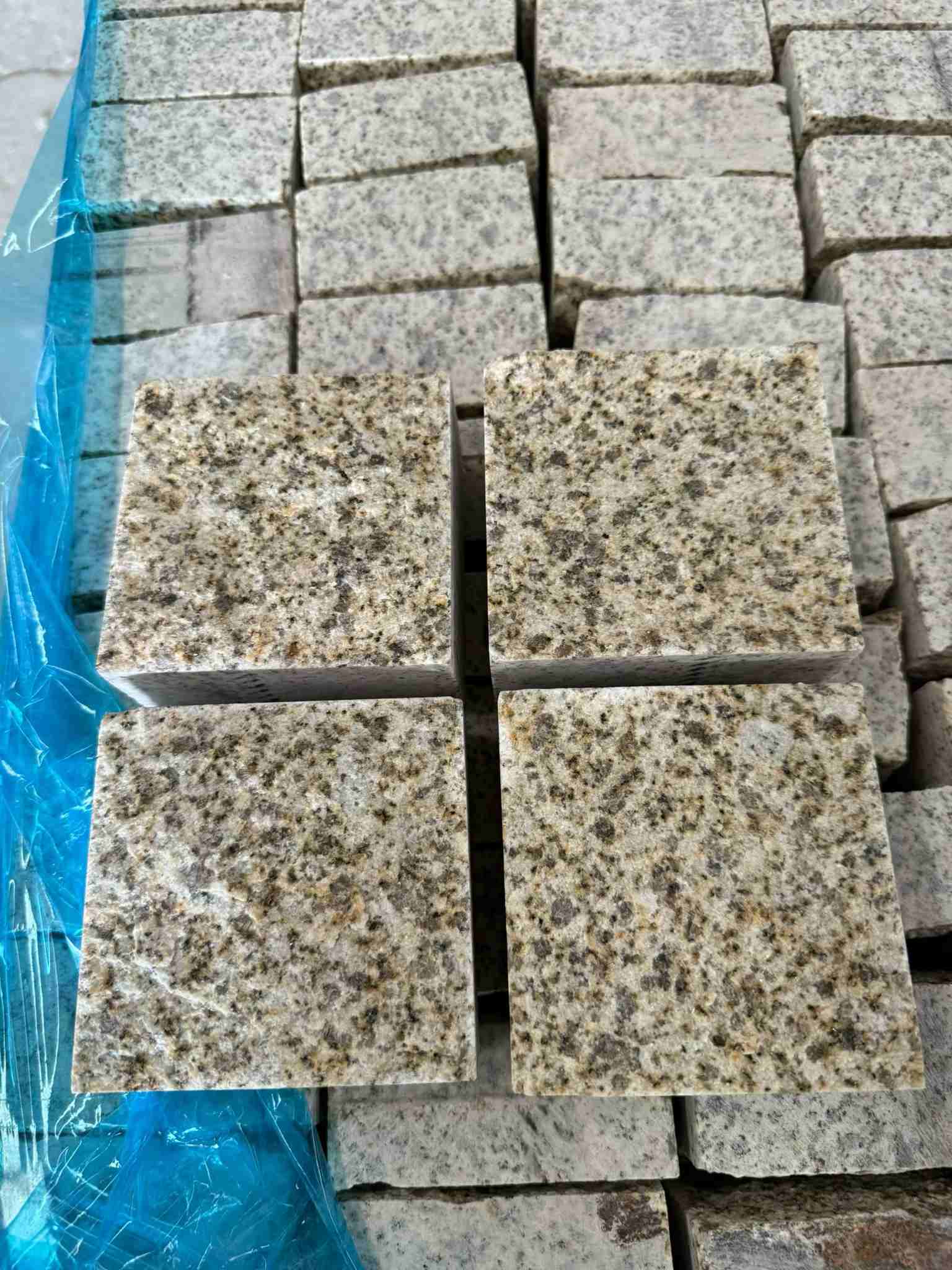 黑龙江 黄金麻花岗岩自然面小方块，弹石，马蹄石等