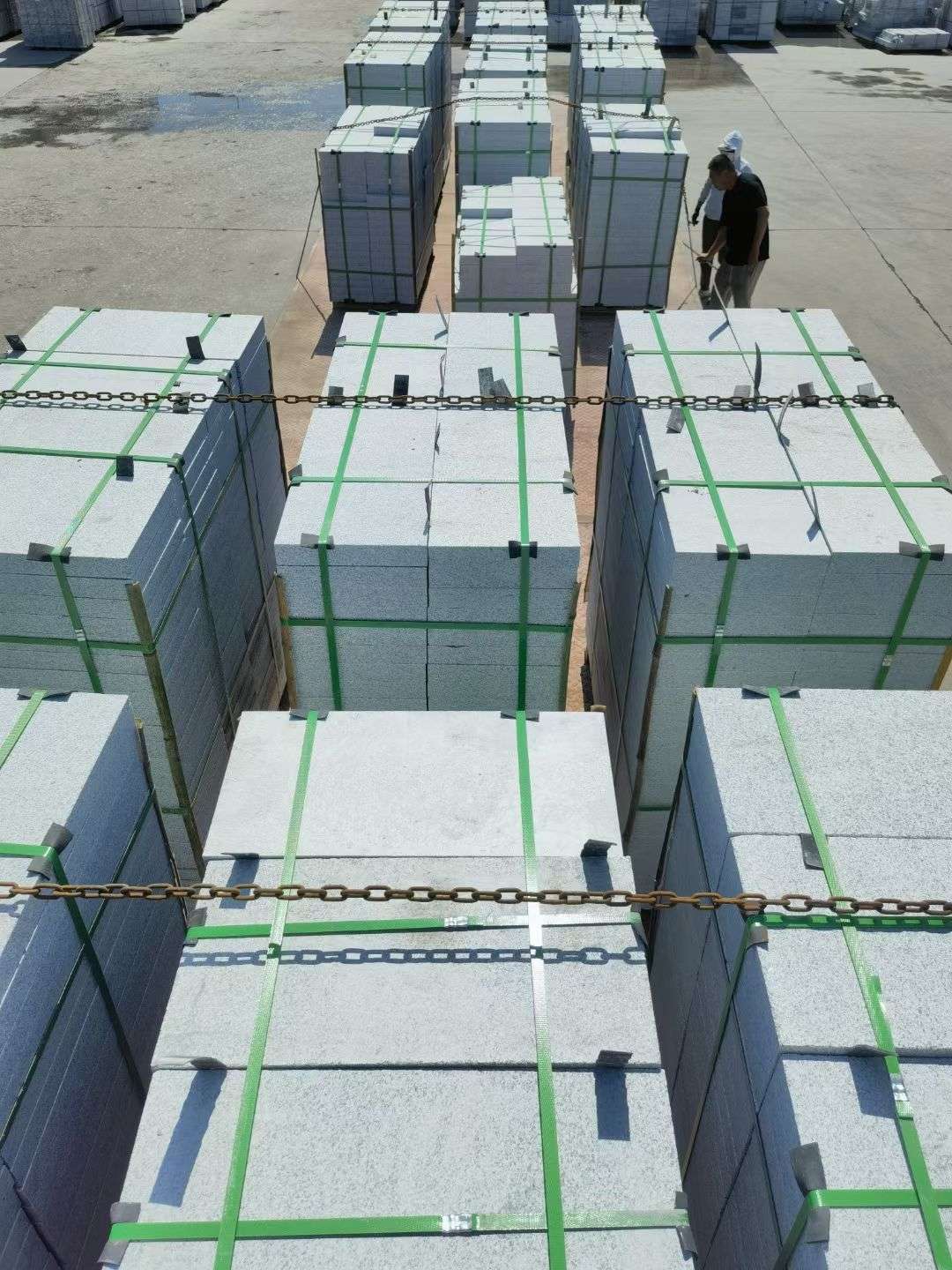 黑龙江 芝麻白花岗岩5公分地铺石 花岗岩厂家工厂装车日常