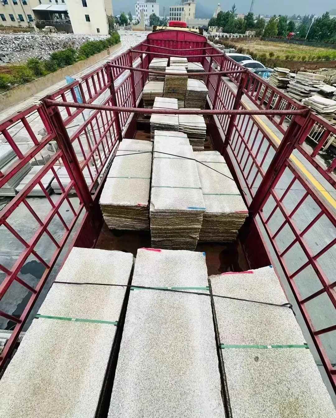 黑龙江 黄金麻花岗岩荔枝面，光面毛板装车完成