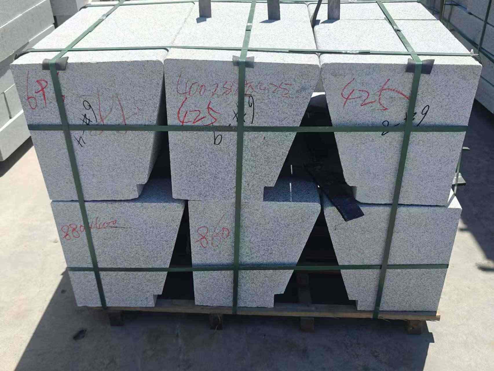 黑龙江 芝麻白异形坐凳，石凳