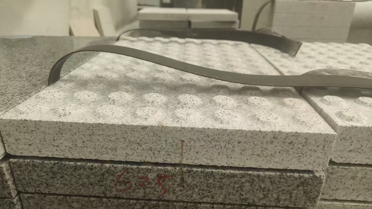 黑龙江 芝麻白花岗岩6.0公分荔枝面五轴加工雕刻盲点