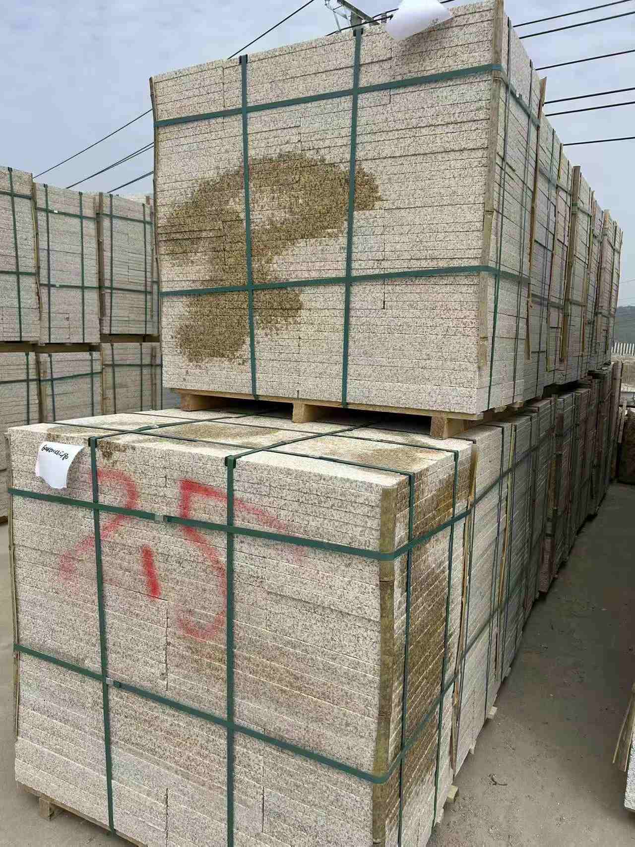 黑龙江 黄金麻花岗岩石材荔枝面地铺石2.5*300*600