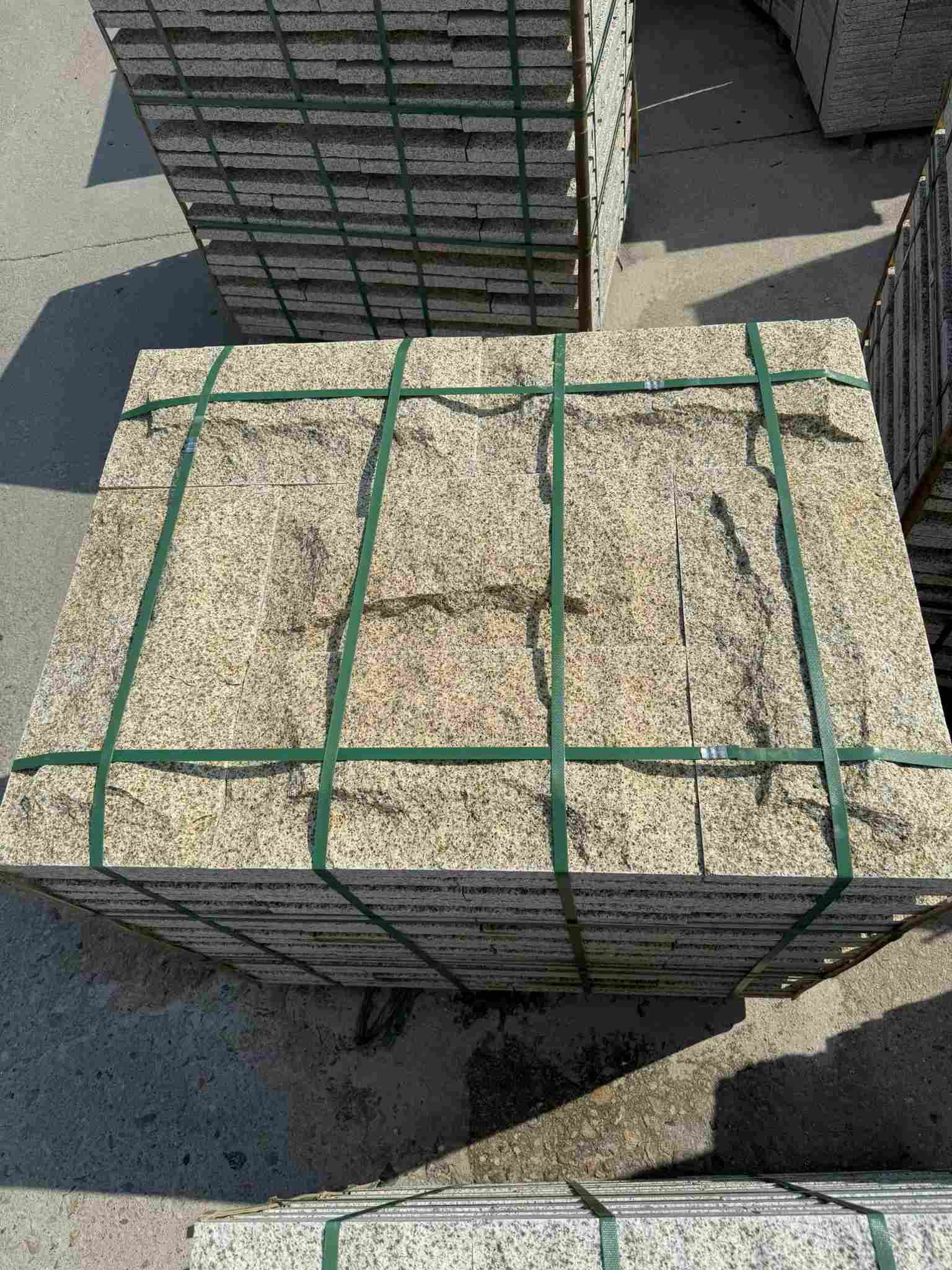 黑龙江 黄金麻花岗岩石材自然面蘑菇石成品