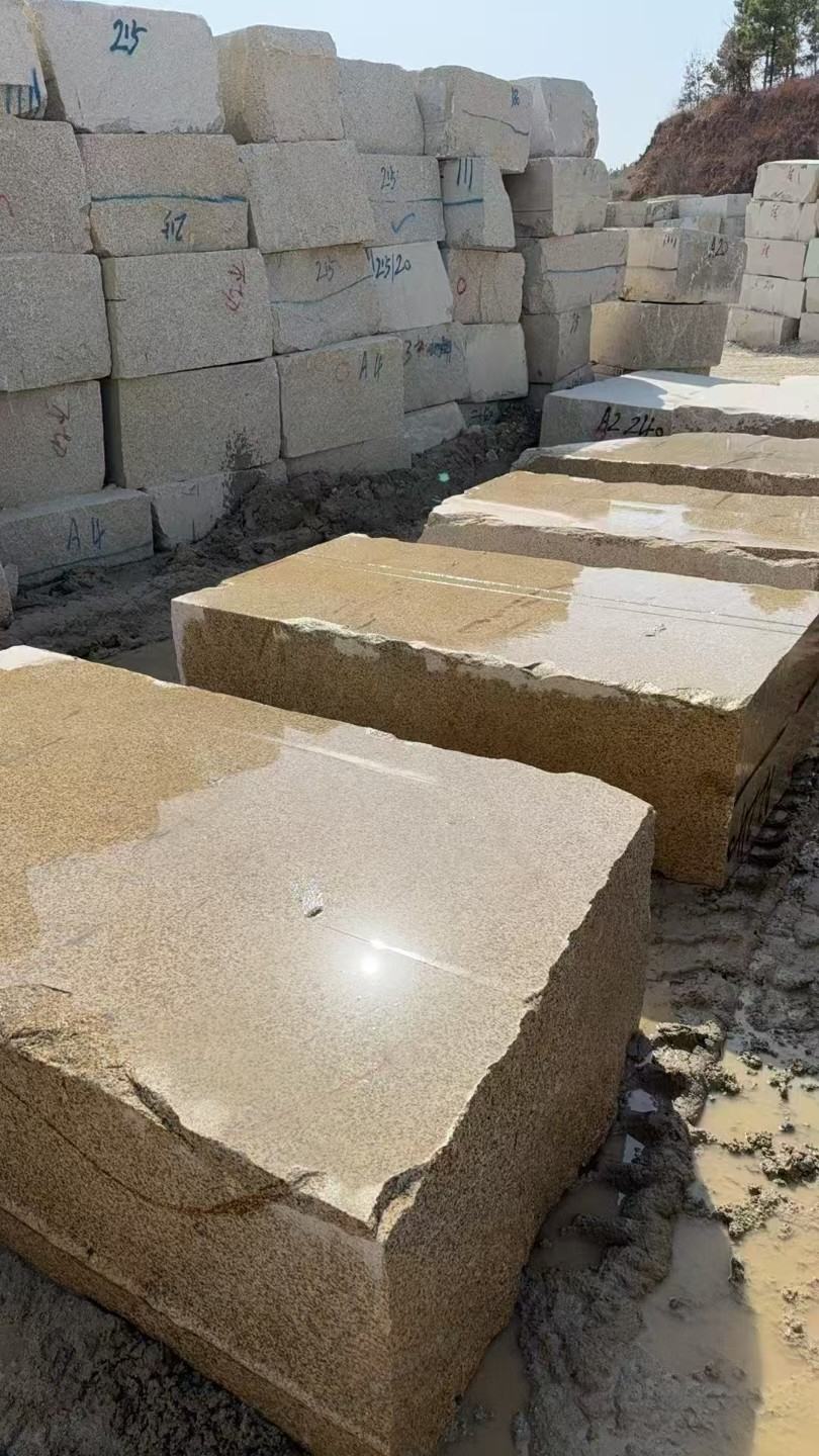 黑龙江 黄金麻方料堆场洗料分选中，原材料充足