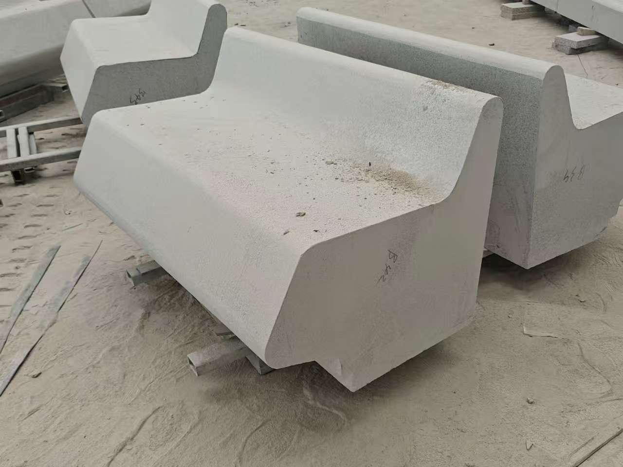 黑龙江 芝麻白花岗岩异形坐凳，石凳