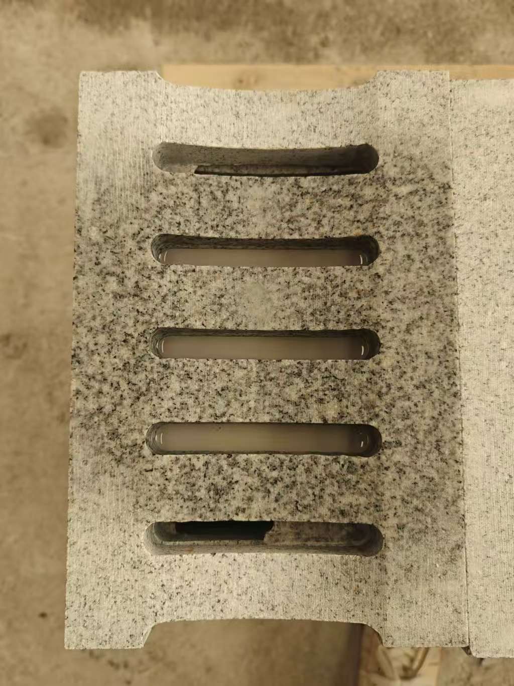 黑龙江 芝麻白拉丝面花岗岩U型开槽排水槽